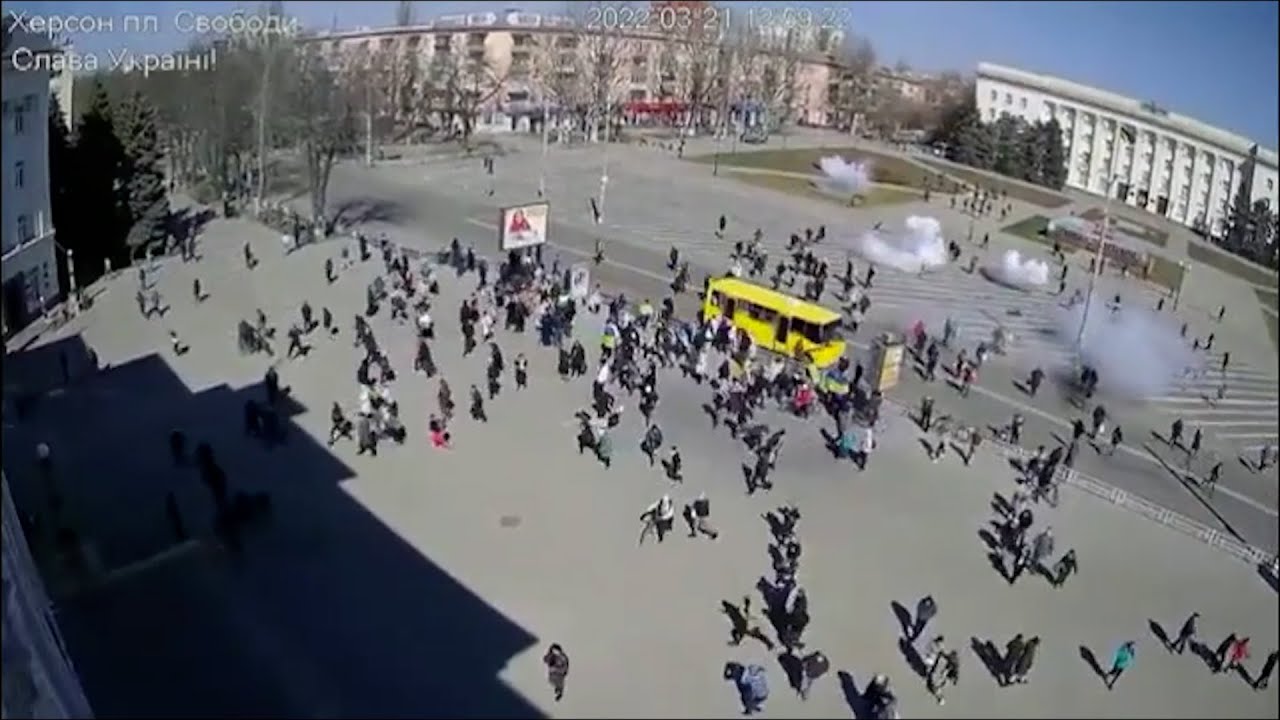 Soldados rusos disparan contra manifestantes ucranianos en la ciudad de Jerson