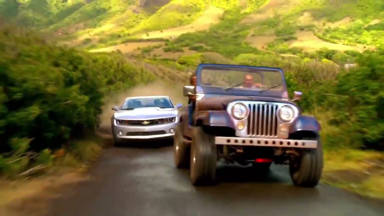 Hawaii Five-0 (2010) 1x06 - Levi and Diego car chase