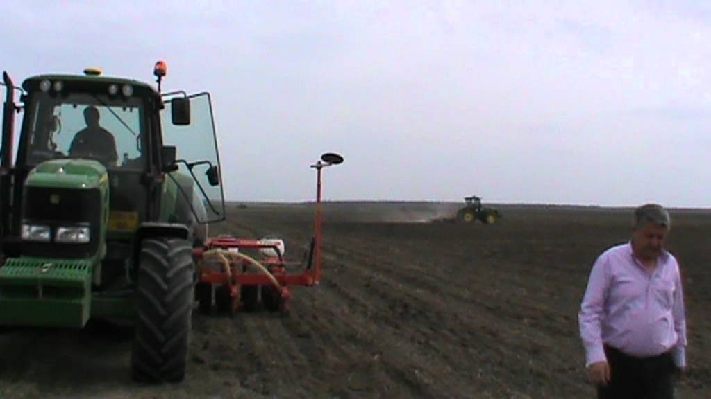Ferma Stanescu   Izvoru AG RO   Floarea soarelui 04 04 2012 combinator+semanat   John Deere 7730, John Deere 6930+Kuhn Maxima 2M part  1