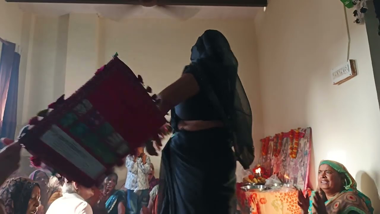 काले रंग की साड़ी में महिला ने घूंघट कर किया लाजवाब डांस. #dancevideo #viralvideo