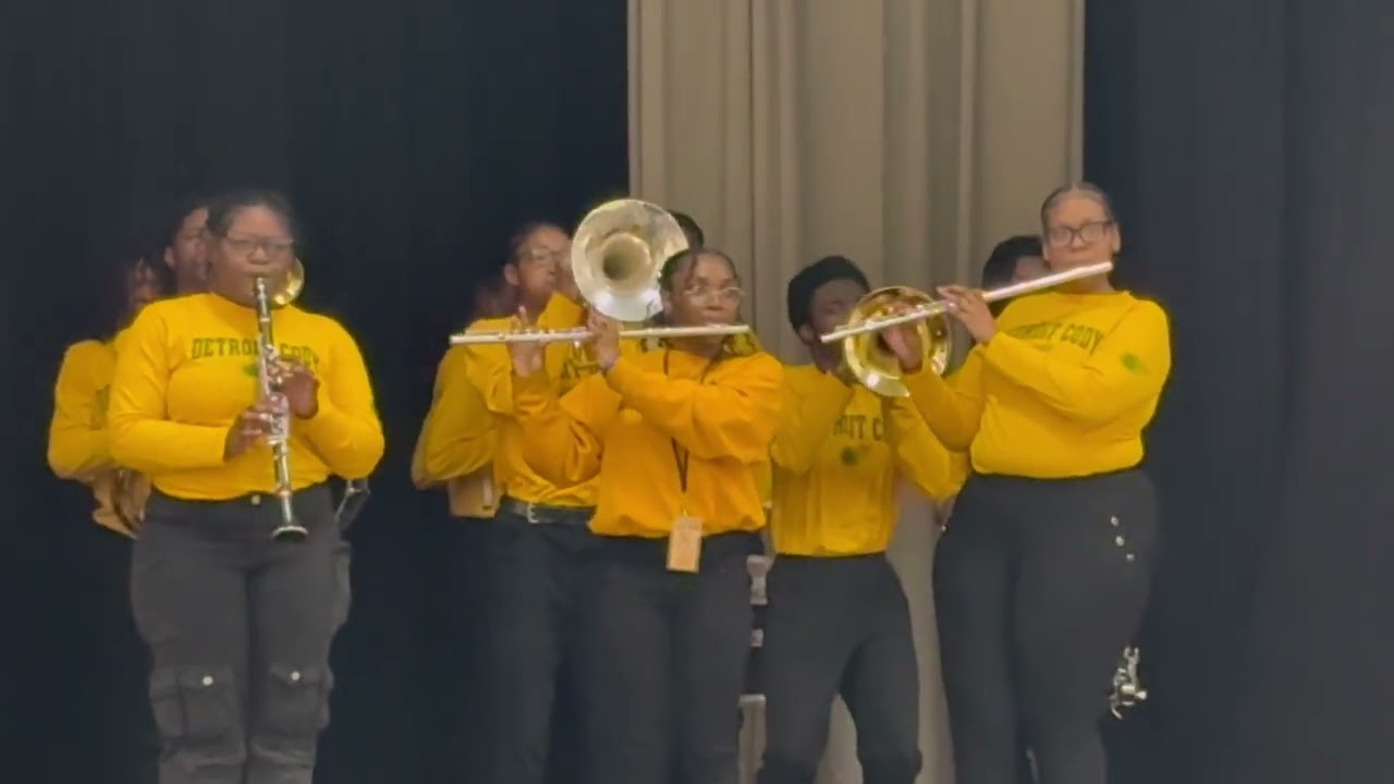 Go Alaya and band. (Flute player)