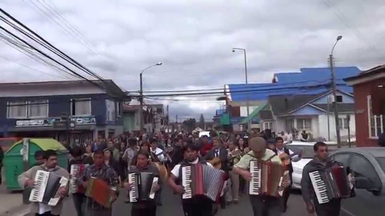 acompañando hasta el cementerio de CASTRO al profesor y foclorista RAUL MIRANDA con musica chilota.