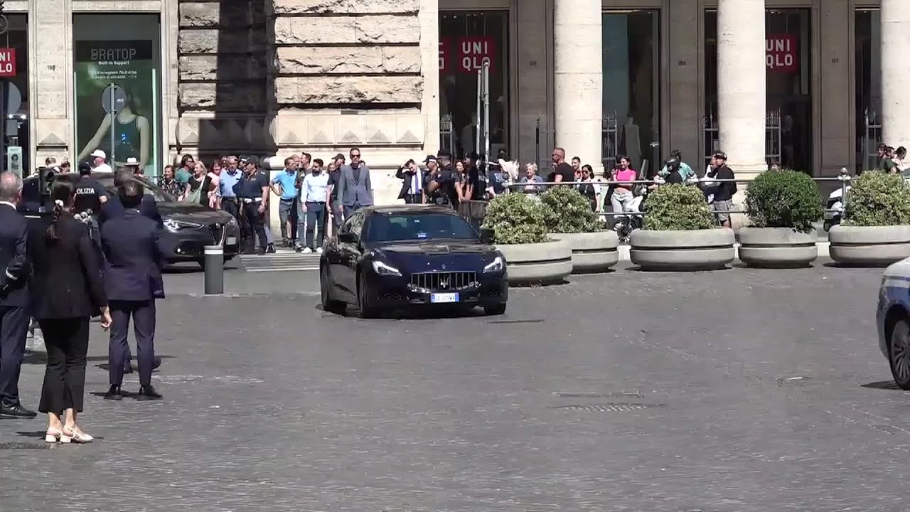 Italia-Slovacchia, l'arrivo del presidente Fico a Palazzo Chigi con un mazzo di fiori