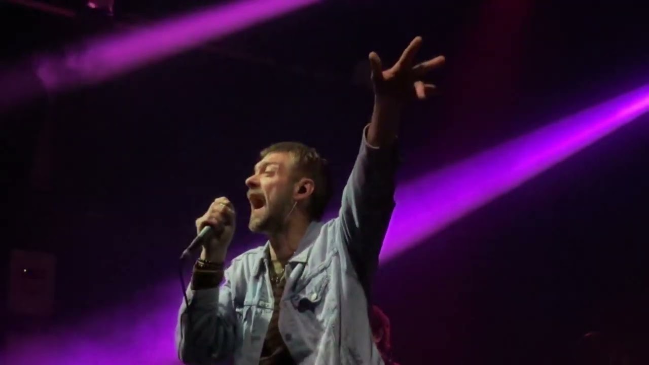 Tom Meighan (Kasabian) “Where has all the love gone” live.