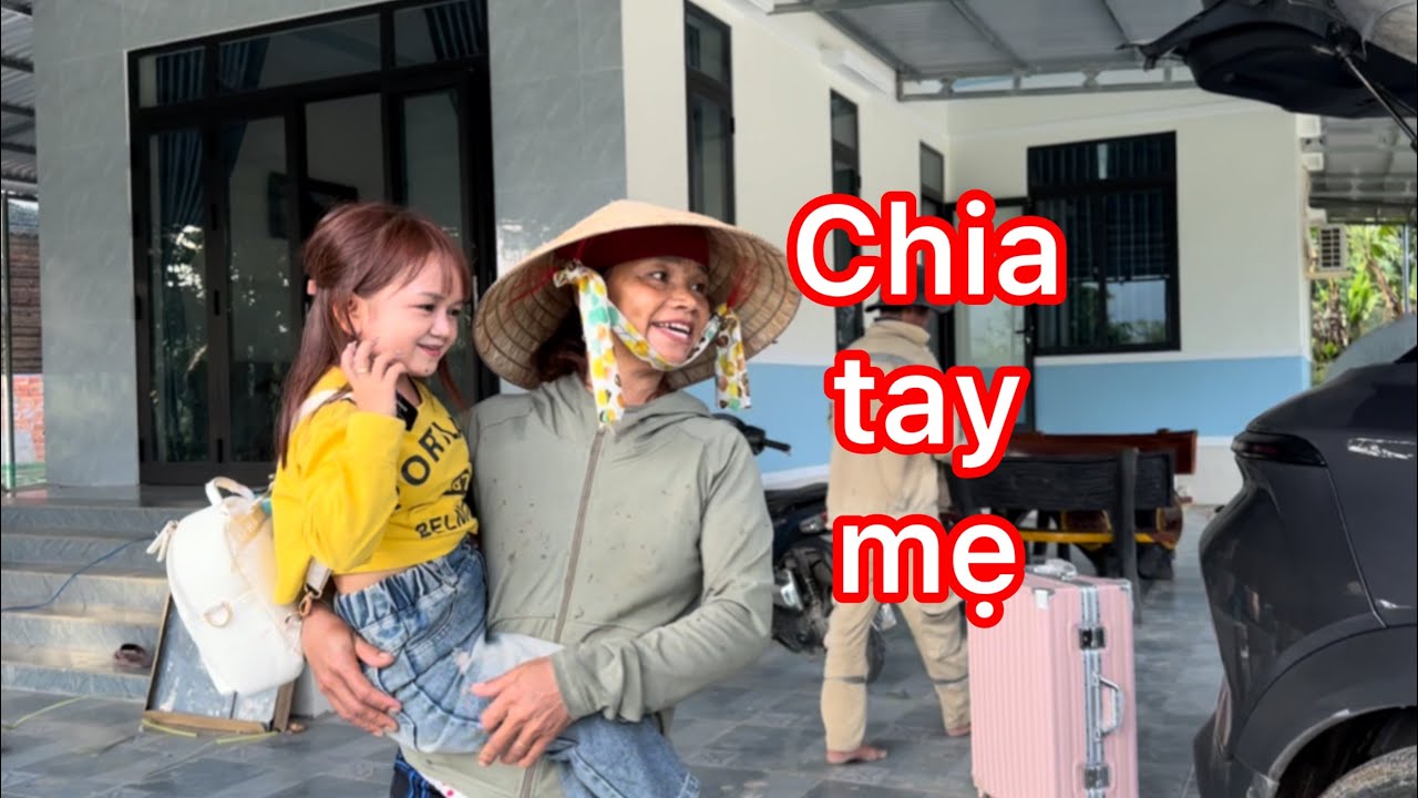 Huyền Hrê bịn rịn chia tay gia đình để tiếp tiếp tục hành trình cùng chị hai