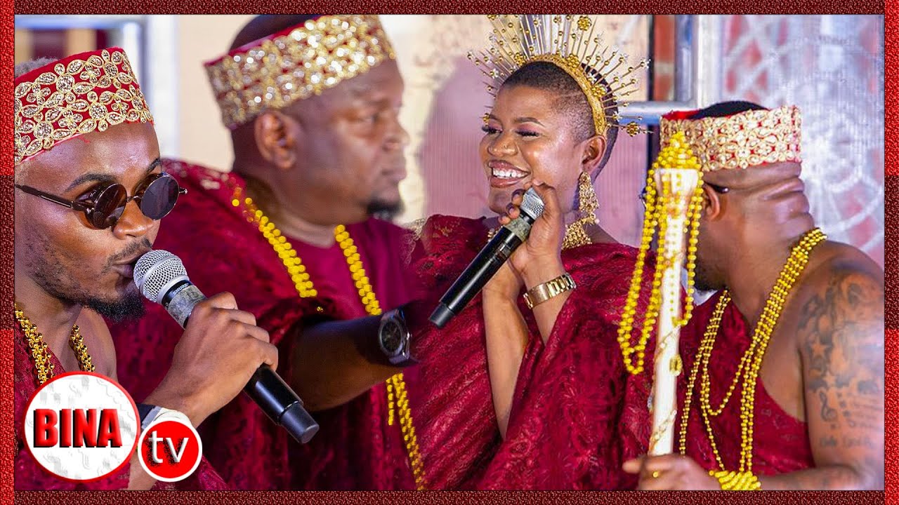 TAZAMA BALAAA LA WATANGAZAJI WA CROWN  MEDIA WAKIFANYA KIPINDI CHA ''ENTERTAINMENT''