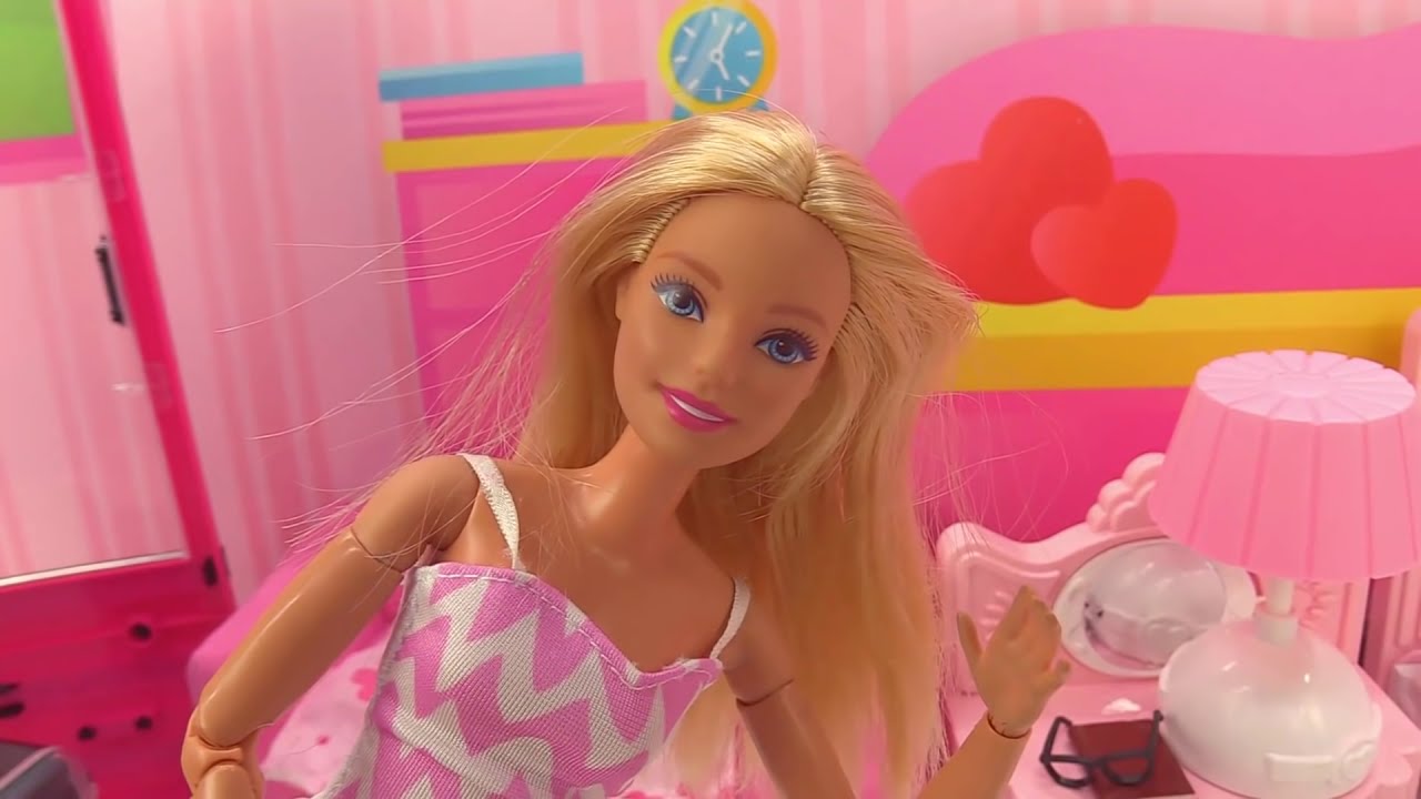 Barbie e la dottoressa dei giocattoli. Video per bambini con le bambole.
