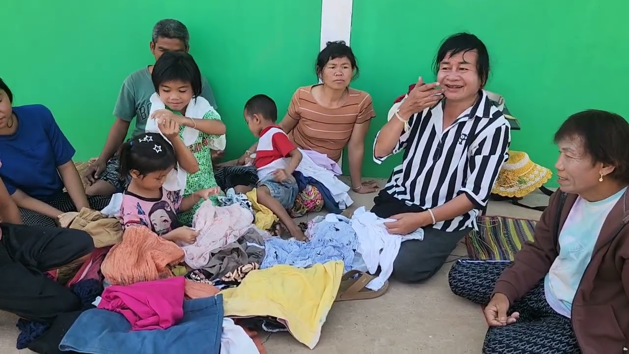 เจ้หน้าตาลีเอาเสื้อผ้า​ให้ครอบครัวลูก8​เห็นแล้วดีใจ​ด้วย