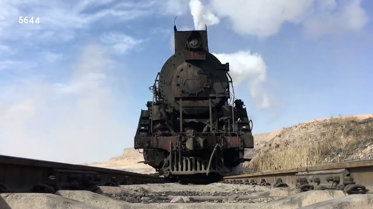 Death Perspective- Sandaoling steam locomotive JS8167 hauling heavy vehicle climbs a hill｜建设8167爬坡驶过
