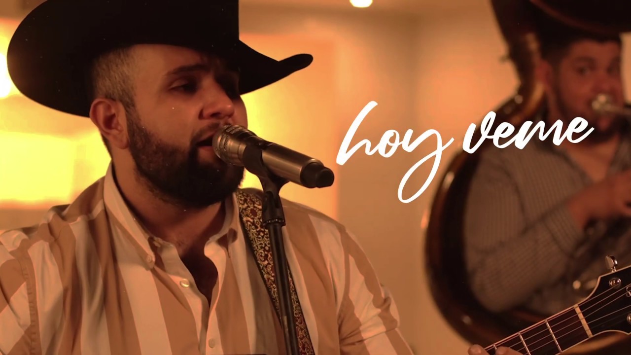 LA T&Iacute;PICA - CARIN LEON  (LYRIC VIDEO)