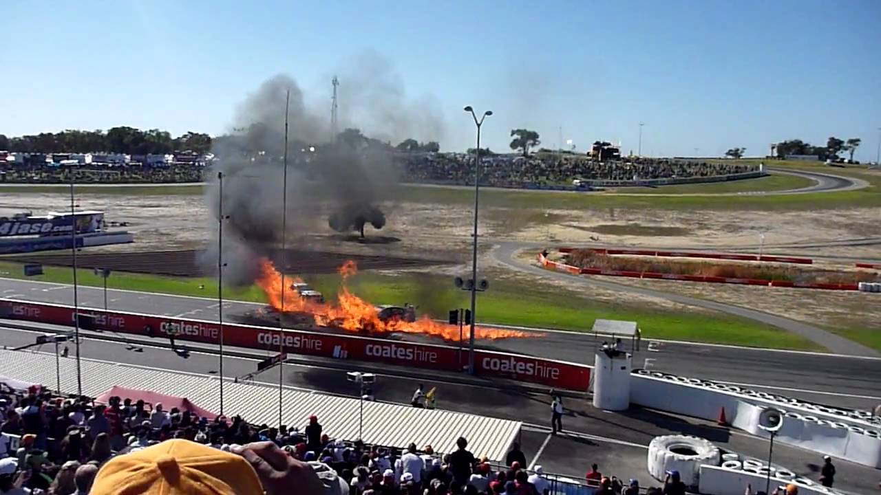 V8 Supercars Barbagallo Race 2 Karl Reindler & Steve Owen massive crash 1.5.2011