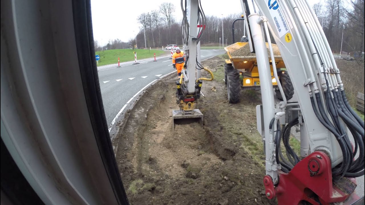 Takeuchi Tb175 with Engcon Rotortilt finding some cables