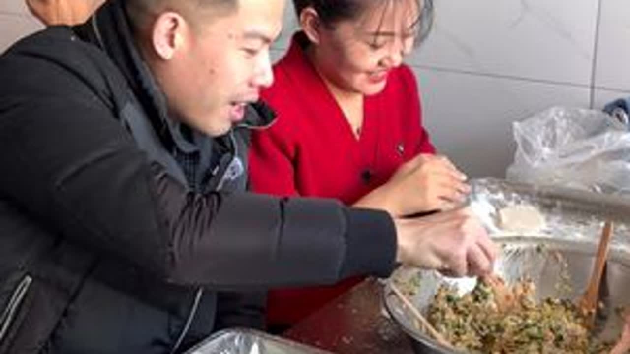 冬至大如年，人间小团圆。北方的冬至，饺子是餐桌上的 C 位主角。我们把思念和牵挂包进皮薄馅足的饺子里，热气腾腾端上桌，给在外奔波的家人，一口吃到家的味道。#冬至 #饺子 #金腰板 #家的味道
