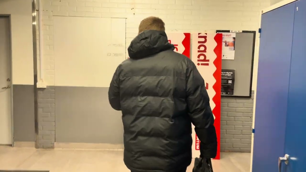 Eric Karlsson anländer till hallen.