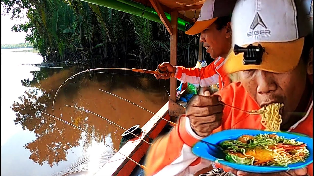 Capek narik udang besar bikin kelaparan sampai diguyur hujan langsung masak diperahu
