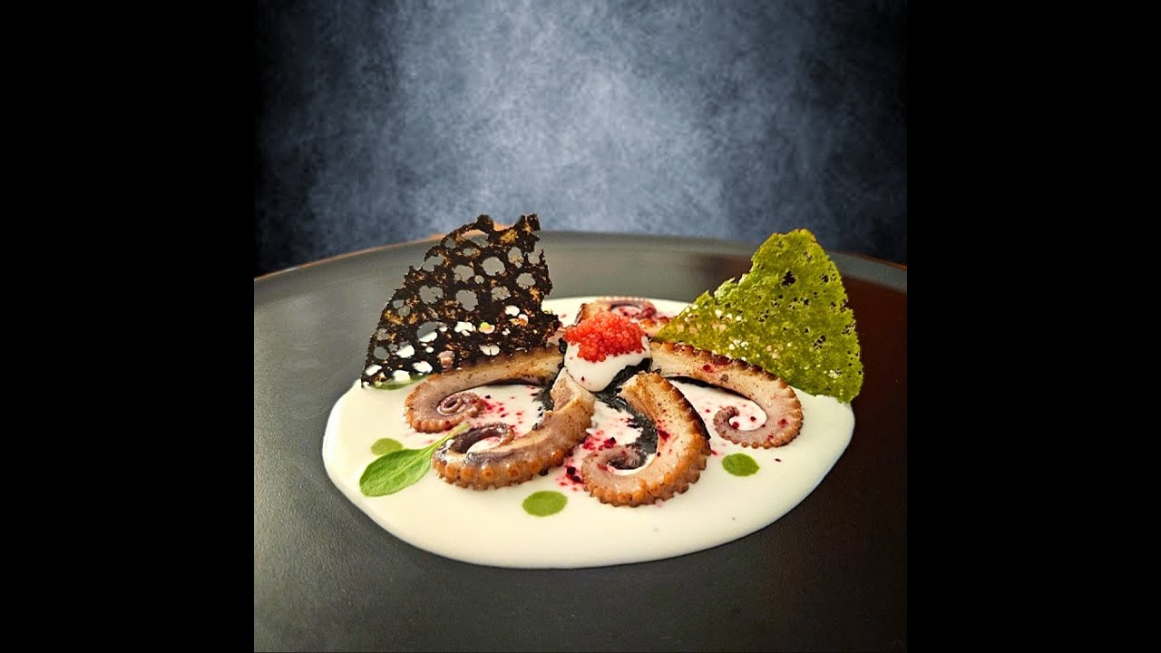Tentacoli di Polpo su Burrata con Cuore di Lombo e Cialde Corallo