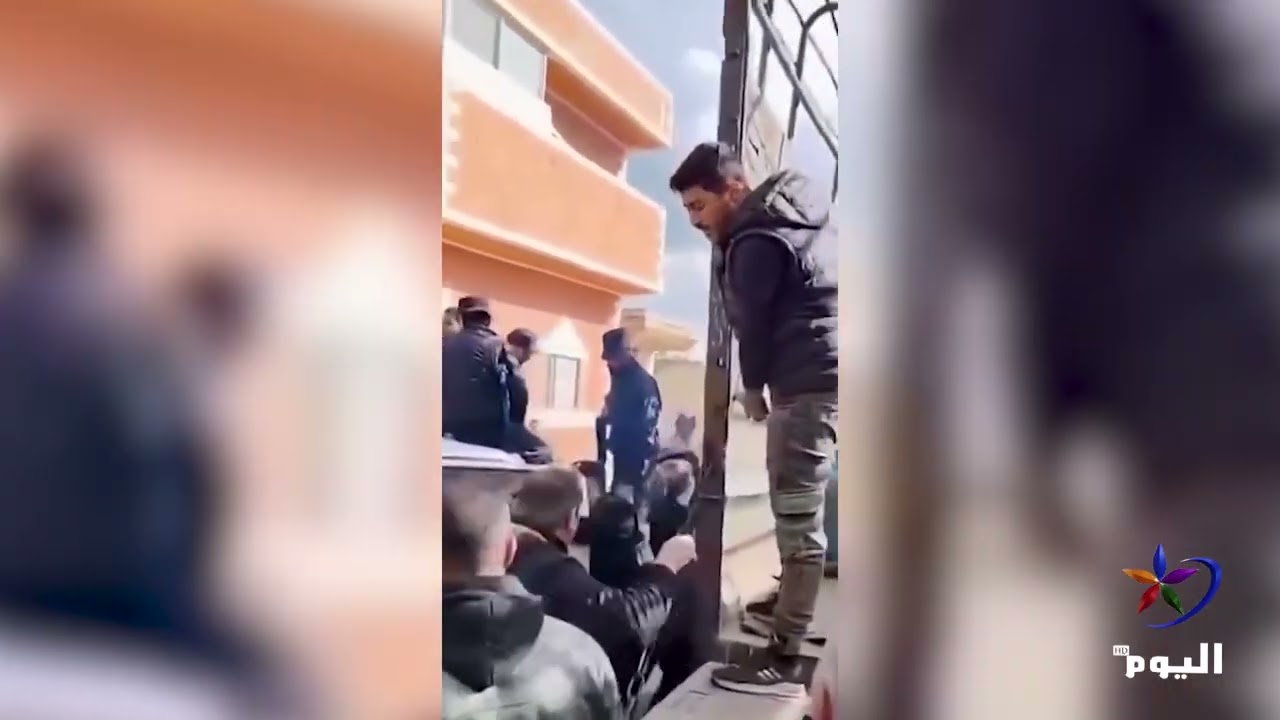 عناصر أمن في درعا جنوبي سوريا تأخذ عنوة أسطوانات غاز أمام طابورٍ من السكان