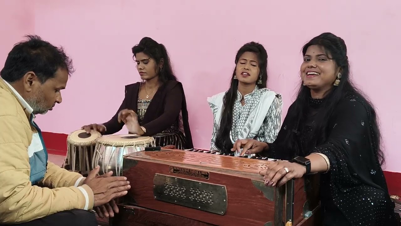  महाराजगंज क्षेत्र के पोखरा गांव निवासी साक्षी सिन्हा के घर जो शास्त्रीय संगीत लोकगीत तीनों बहन   है