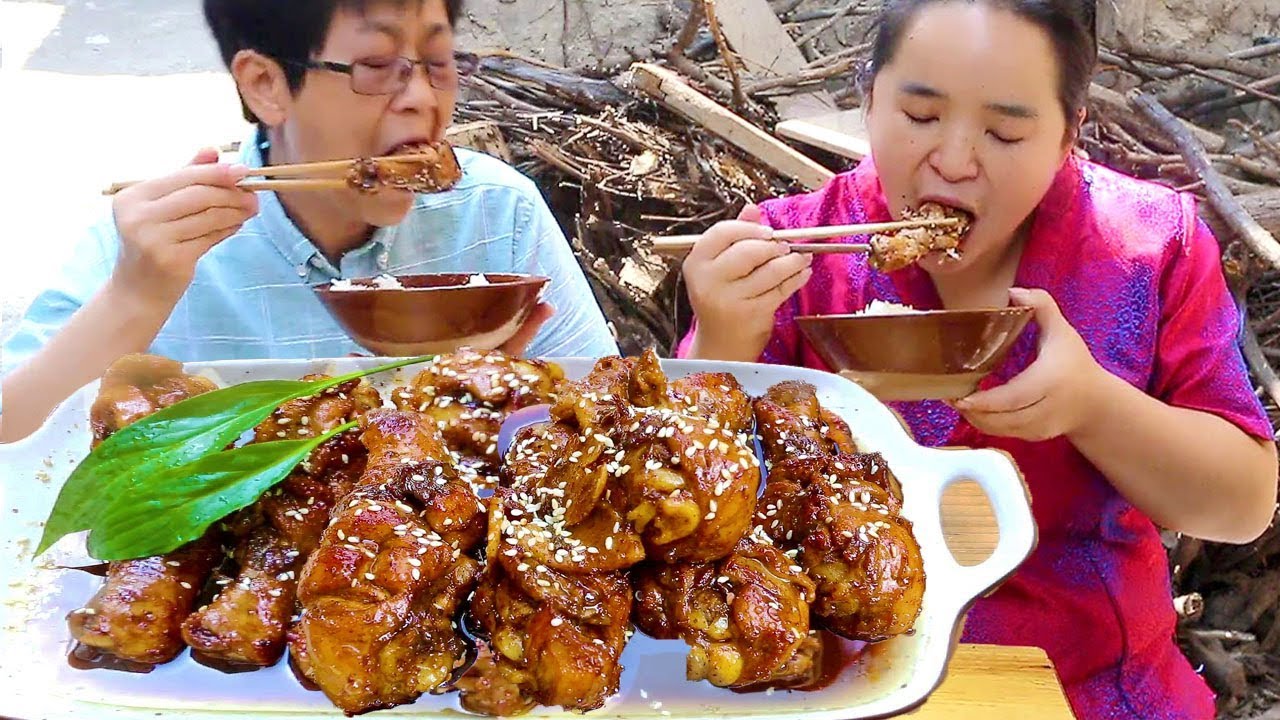 九九做鸡腿，苗大姐完全吃不够，还被米酒偷吃，汤汁都很下饭，太香了！【湘西九九美食】