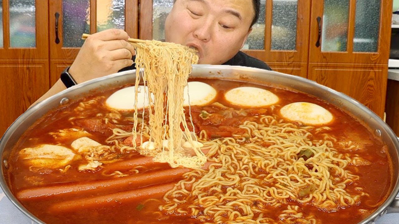 3包泡面+5颗鸡蛋，阿强做“麻辣泡面”，搭配火腿和炸鸡，大口吸面爽到嗨 |Mukbang【Cram阿强】