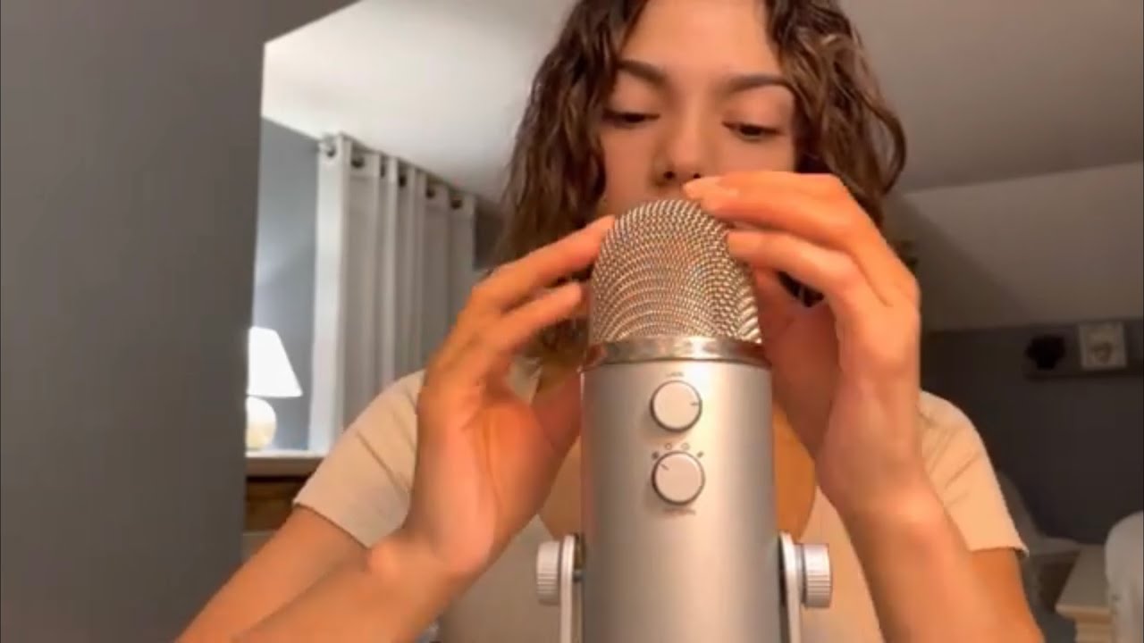 Ambers ASMR: Blue yeti mic sounds tapping + scratching ✨