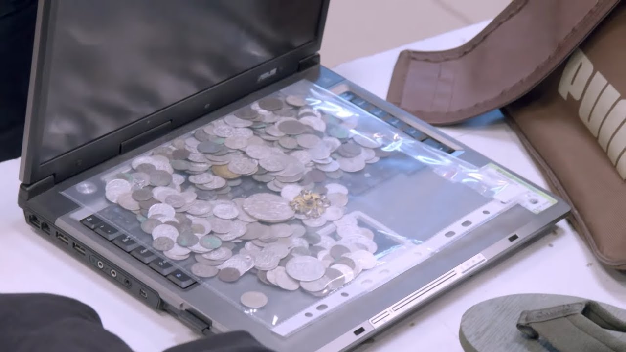 Dzień wcześniej podobno działał, a tego dnia laptop wyładowany był monetami [Nic do zgłoszenia]