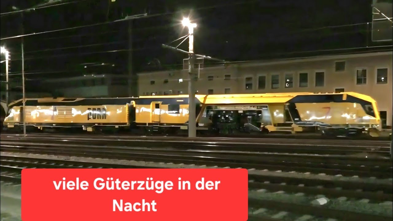 Linz Hbf: PORR Gleis- und Weichenstopfmaschine S7 im Güterzug, weitere Güterzüge mit Gysev Cargo...
