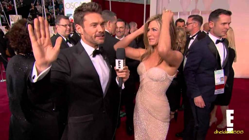 Reese Witherspoon Grabs Jennifer Aniston's Butt at at 2015 Oscars!