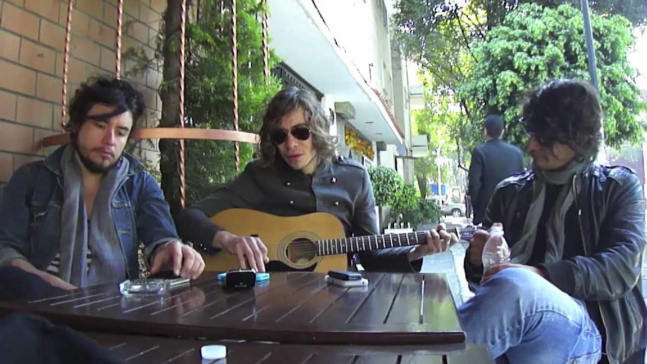 Miró / Aférrate (versión acústica)