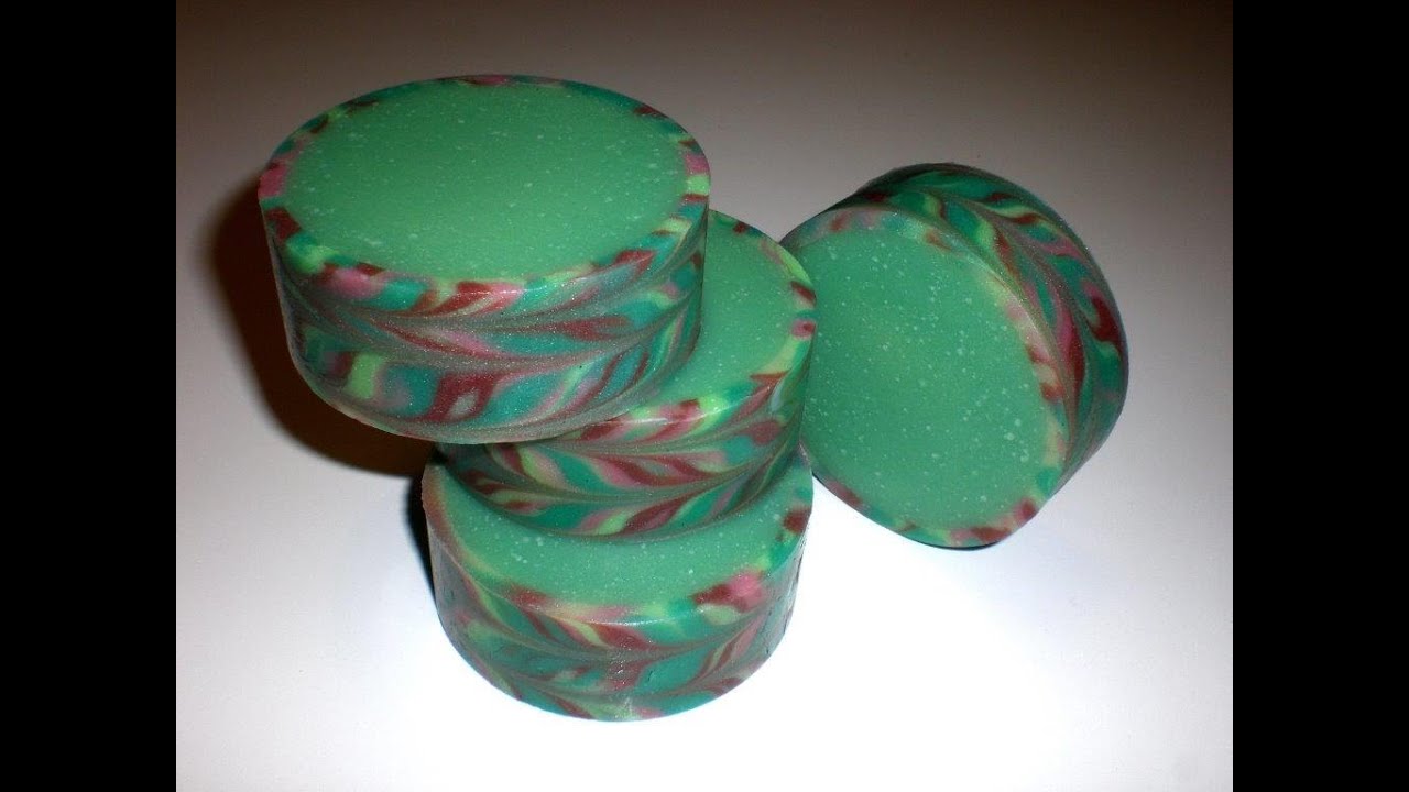 Diseños en la piel del jabón . Rimmed soap