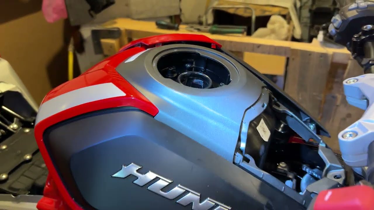 Hero Hunk 250r como instalar batería, desmontar asiento y cubierta del tanque.