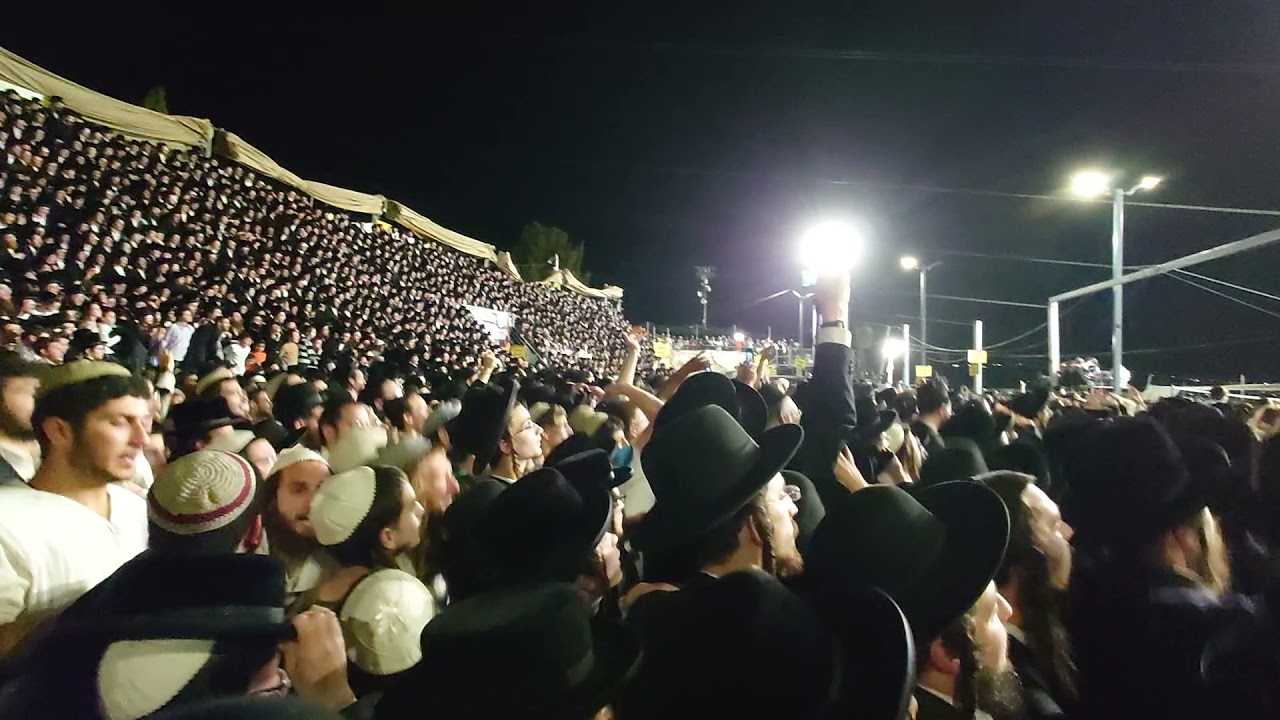 10's of thousands of hasidic Jews jumping with joy, lag b'oimer meron