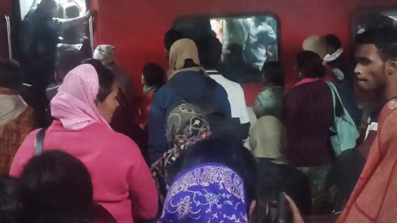Prayagraj kumbh jane ke liye vikramshila express me lagi khatarnaak bheed.