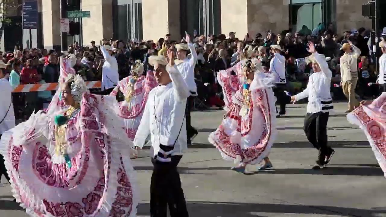 Banda de Música Heriberto López Colegio José Daniel Crespo en el Desfile de Las Rosas 2024
