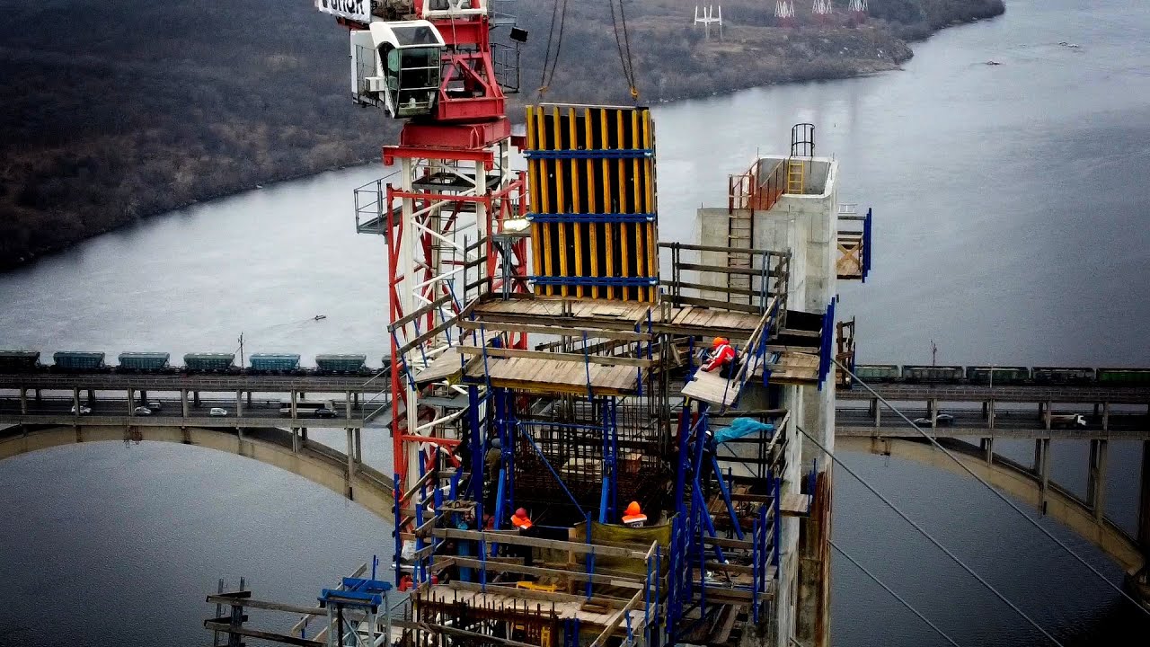 Запорожский мост. LK800 Захарий устанавливает временную опору. Монтаж опалубки низового пилона моста