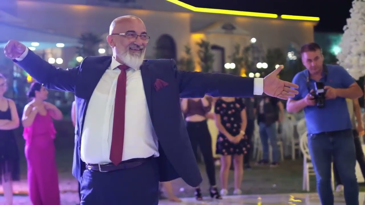 Muhteşem dans eşliğin de çok güzel bir şiir. Ağlatan kafe