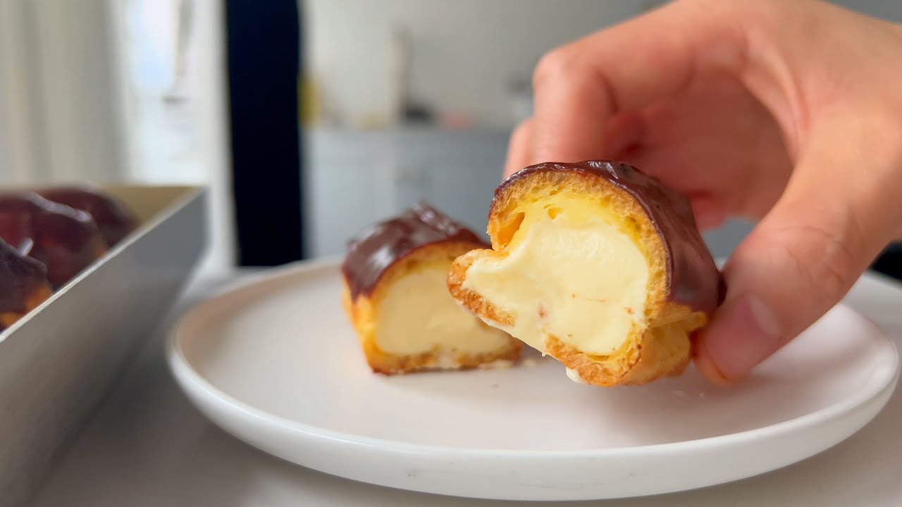 Chocolate Eclair: Custard Sauce Filling