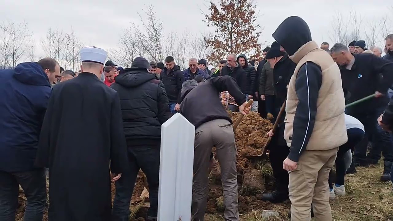 dženaza Fadilu dubravici. otac i sin umrli u godini dana tuga velika. 
