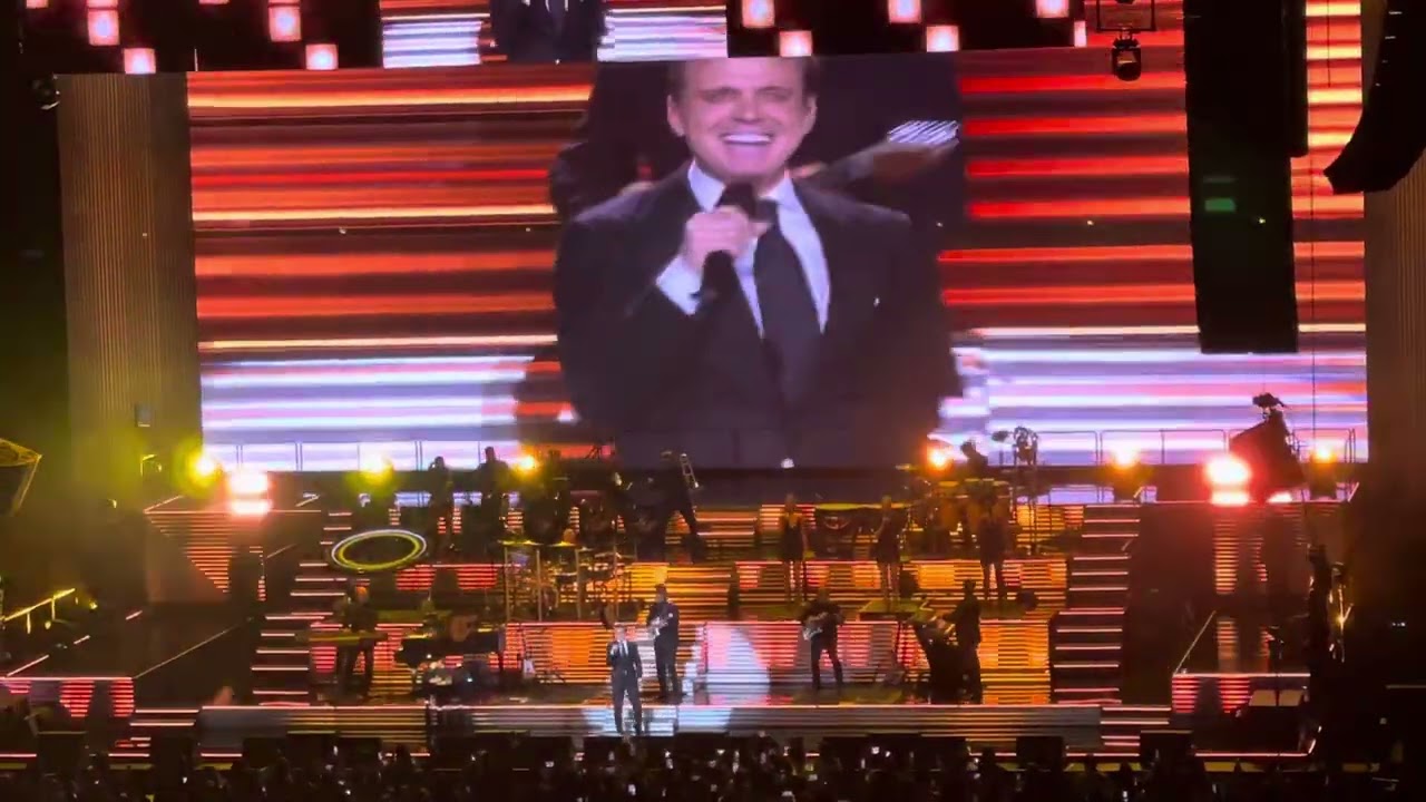 Luis Miguel is back in chicago 2023  incre&iacute;ble Bello ❤️