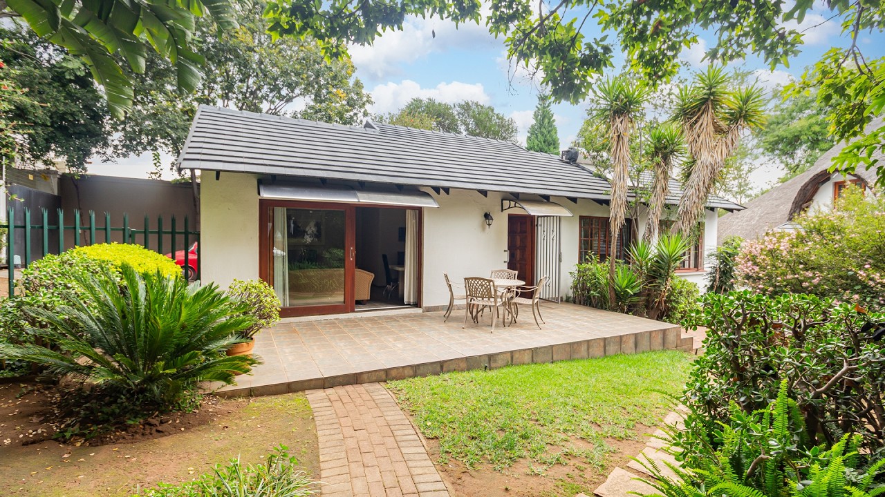 A Magnificent Thatched Masterpiece: Exceptional Family Living & Entertaining in Bryanston