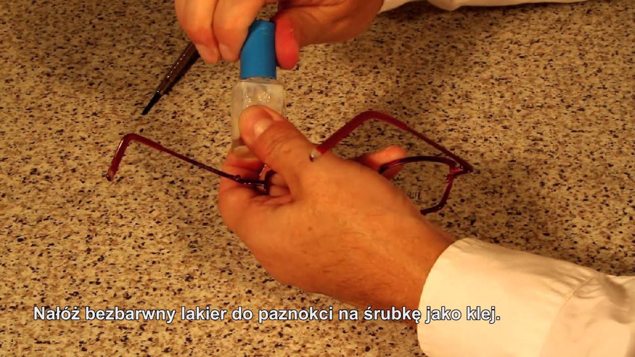 Mocowanie zausznika z powrotem do oprawki. Naprawa okular&oacute;w może być szybka i łatwa.