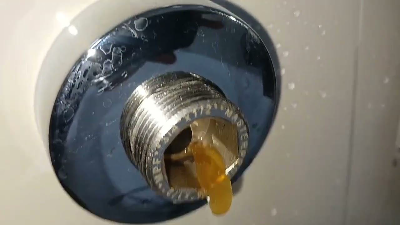 Плиточник повесил смеситель