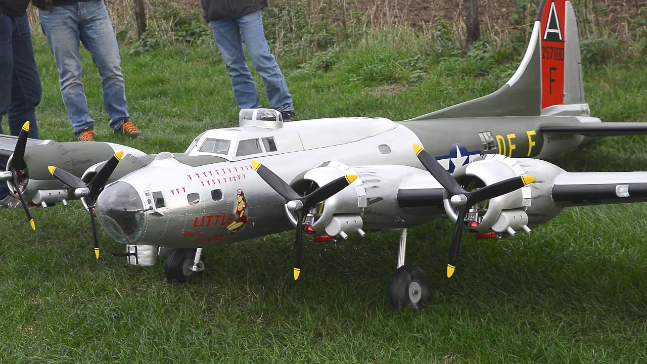 Boing B 17 Flying Fortress  Giant RC Model