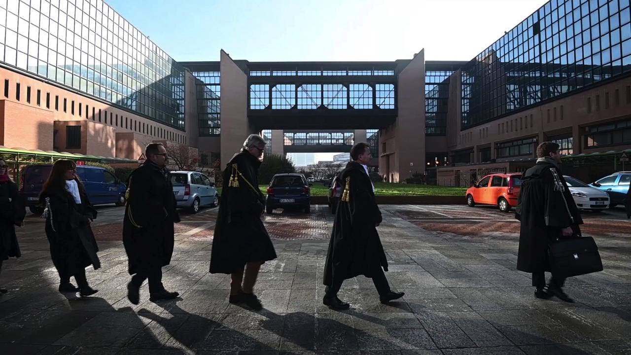 Torino, corteo in toga degli avvocati contro il processo eterno voluto dal governo