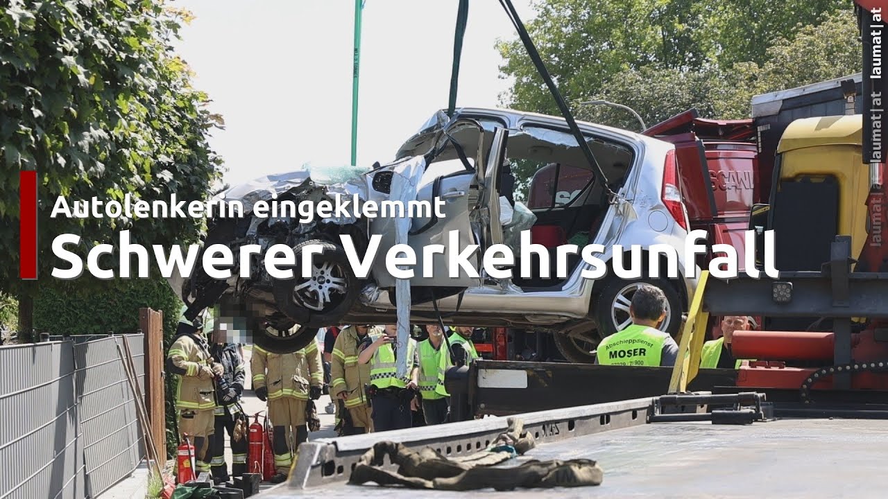 Autolenkerin nach Crash mit LKW in Traun durch Feuerwehr aus Unfallwrack befreit