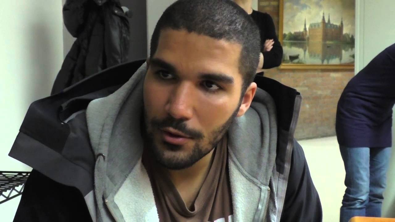 Karim, un italiano contro l’Isis: “Si lanciano su di noi come zombie”