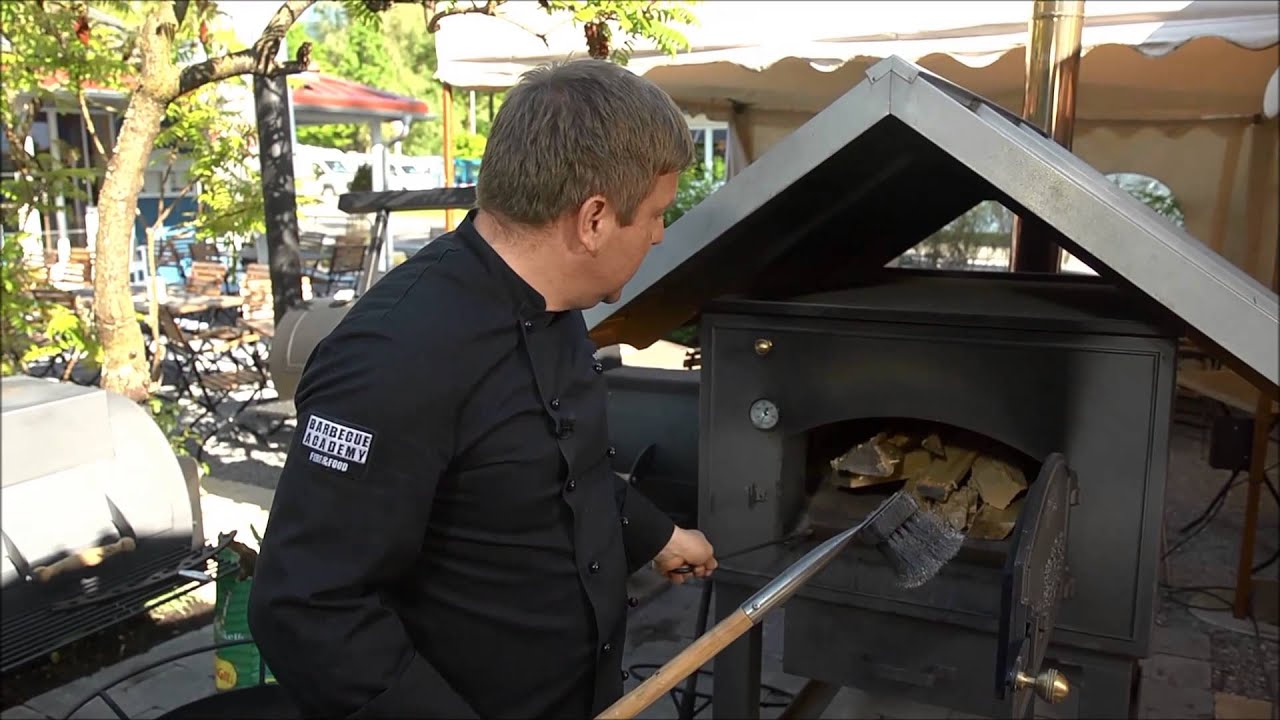 Tipps vom Grillprofi: So arbeitet man mit einem Holzbackofen