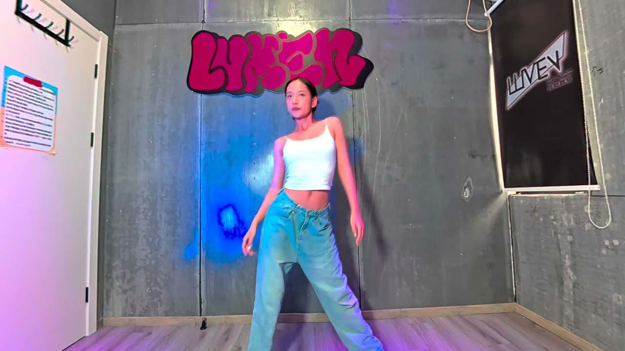 The dance of a young and beautiful lady 8K 30FPS VR1803D