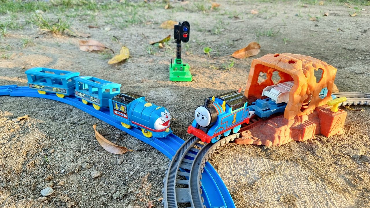 Merakit Mainan Kereta Api New Look Thomas & Friends, Kereta Api Doraemon