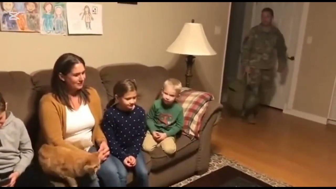 Soldier Dad Reunites With His Cat After Years Away 🥺🐱🇺🇸